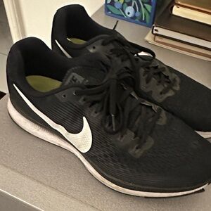 Nike Men's Black and White Athletic Shoes